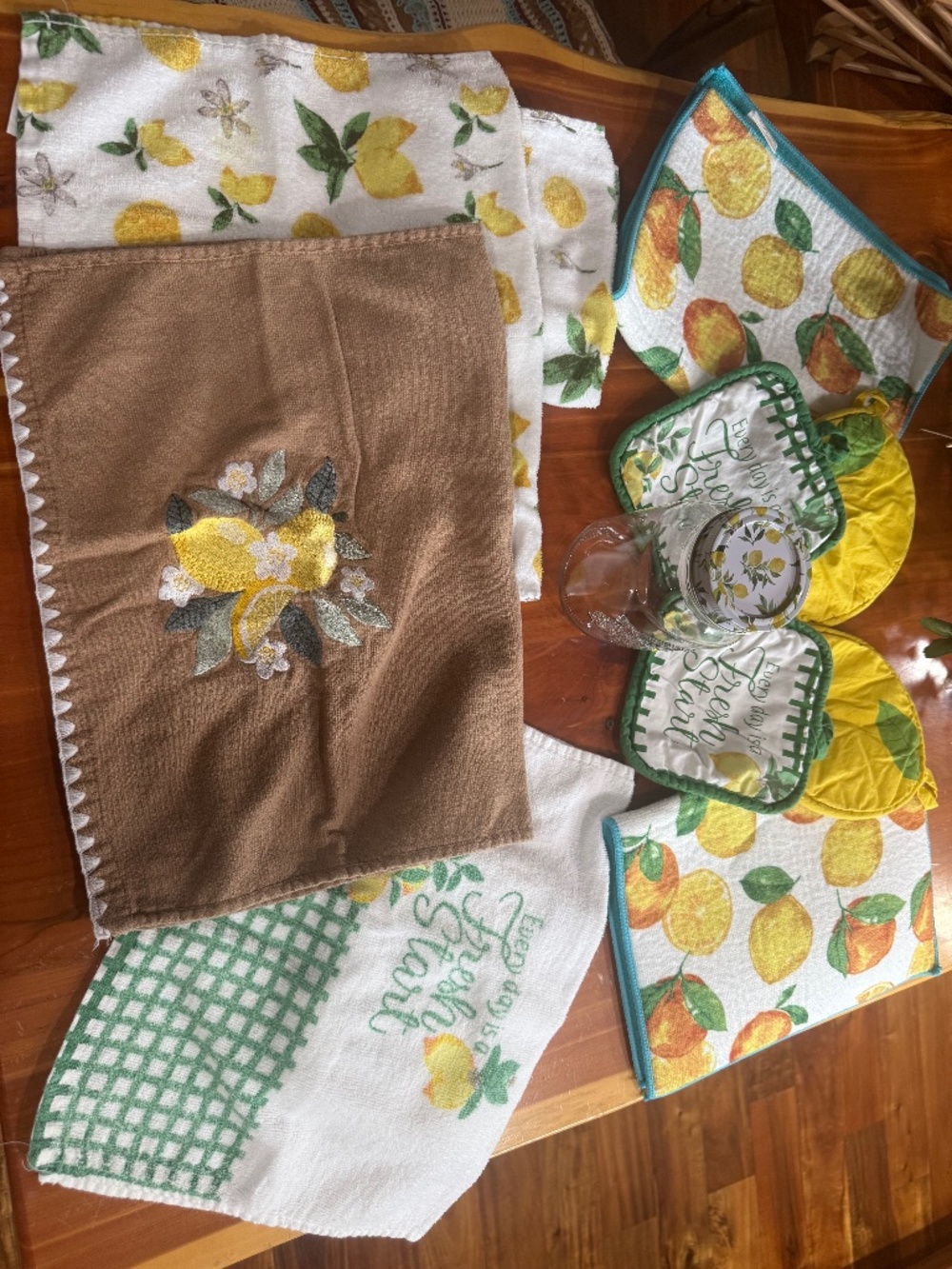 Lemon kitchen decor EUC